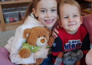 Tosia i Bartuś ze swoimi pluszakami