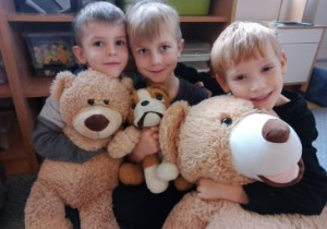 Chłopcy ze swoimi pluszakami