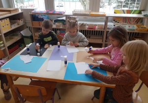 Dzieci przygotowują misia z wydzieranki