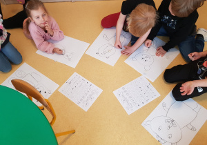 Starszaki rysują misia za pomocą rzutów kostką