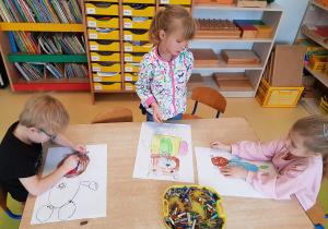 Dzieci kolorują kontury swojej pracy