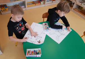 Chłopcy rysują misia