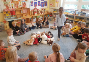 Dzieci zapraszają się do śniadania maskotkami misiów