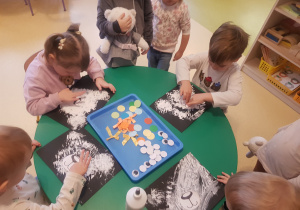 Dzieci ozdabiają swoje misie