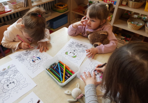Dziewczynki kolorują misiowe kolorowanki