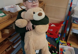 Chłopiec przytula misia