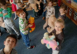 Dzieci podczas zabawy tanecznej z misiami
