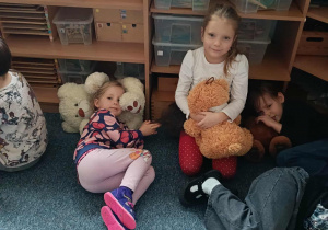 Dziewczynki podczas zabawy ze swoimi misiami