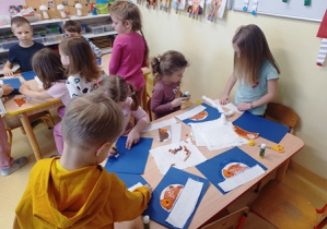 Dzieci w trakcie pracy plastycznej "Gwara niedźwiedzia"