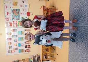 Emilka i Szymon prezentują swoje misie