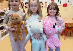 Eliza, Olga i Jowitka ze swoimi zabawkami