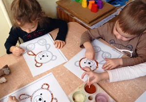 Ćwiczenie manualne - stemplowanie kształtu misia