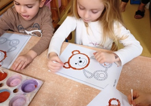 Olga i Szymon w trakcie zabawy plastycznej