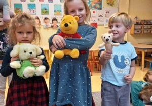 Lila, Helenka i Jaś przytulają misie