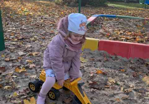 Wiktoria bawi się koparką