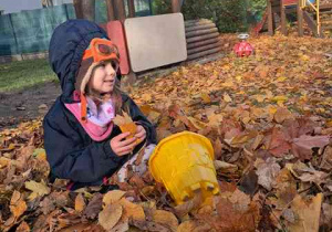 Ola podczas zbierania jesiennych liści