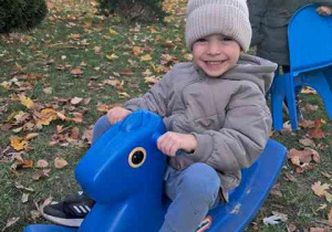 Chłopiec kołysze się na bujaku