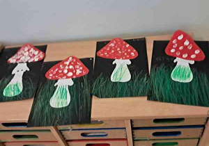 Zdjęcie przedstawia prace plastyczne dzieci pt. "Muchomor"