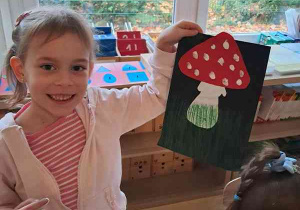 Tosia prezentuje wykonaną przez siebie pracę plastyczną pt. "Muchomor"