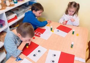 Dzieci w trakcie przygotowywania flag Polski