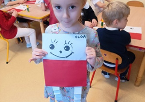 Olga prezentuje swoją flagę