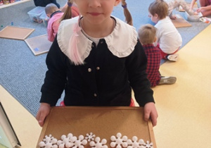 Eliza ułożyła z klocków flagę