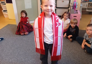 Mark w szaliku w barwach narodowych