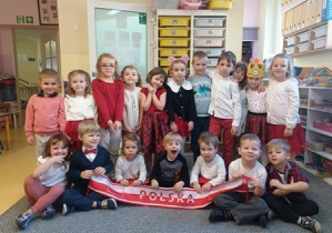 Dzieci na wspólnej fotografii