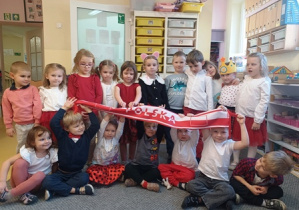 Zdjęcie dzieci z szalikiem