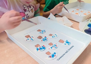 Eliza podczas zakraplania kolorowej wody