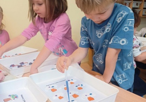 Jaś i Emilka ozdabiają swoje grzybki