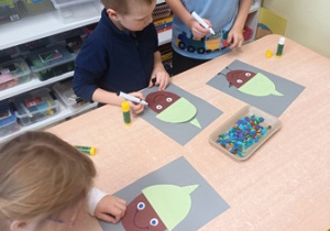 Dzieci tworzą prace pt. "Żołędzie"