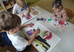 Dzieci rysują figury geometryczne.