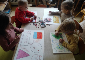 Dzieci przekształcają figury geometryczne wg własnej wyobraźni.