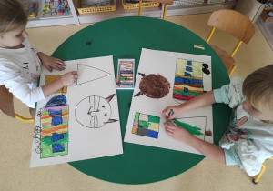 Dzieci rysują figury geometryczne.