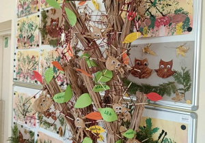 Wystawa z pracami dzieci - zwierzątka w lesie - pająki w pajęczynkach na drzewie