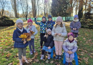 Dzieci pozują do zdjęcia w ogrodzie