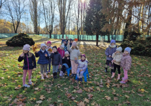 Dzieci pozują do zdjęcia w ogrodzie