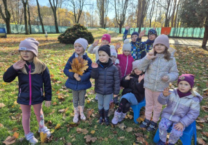 Dzieci pozują do zdjęcia w ogrodzie