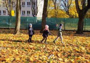 Dzieci biegają w ogrodzie