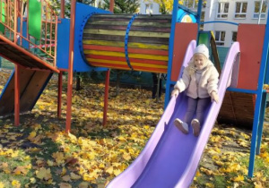 Dziewczynka zjeżdża na zjeżdżalni