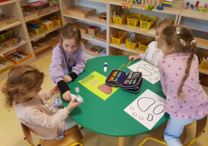 Dzieci konstruują grzyby z gotowych elementów