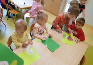 Dzieci konstruują grzyby z gotowych elementów