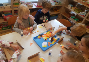 Dzieci konstruują sowy z papierowych torebek