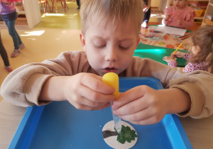 Chłopiec używa zakraplacza