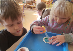 Dziewczynka używa zakraplacza