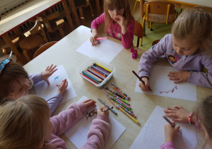 Dzieci uzupełniają kartę pracy z jeżem