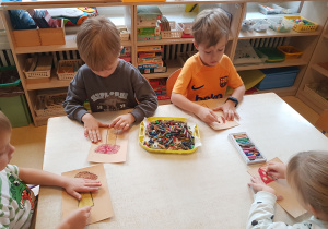 Dzieci rysują grzyby na papierze ściernym