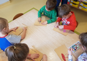 Dzieci rysują grzyby na papierze ściernym