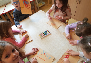 Dzieci rysują jesienne ilustracje na papierze ściernym